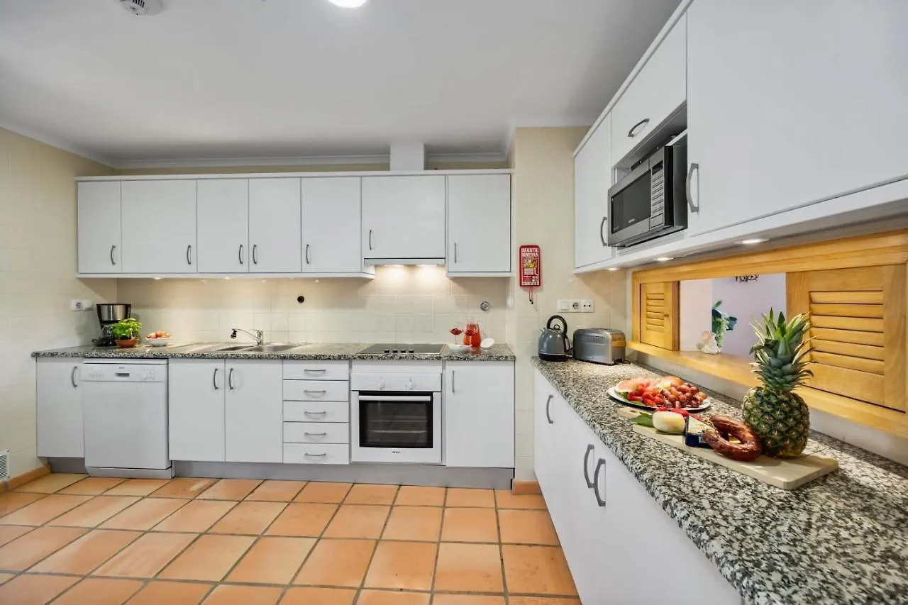 Vila Sol With Pool, Garden & Rooftop Terrace Quarteira 0*,  Portugalsko
